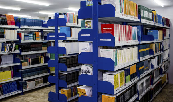 Alguns dos livros disponíveis na biblioteca física do Instituto Infnet
