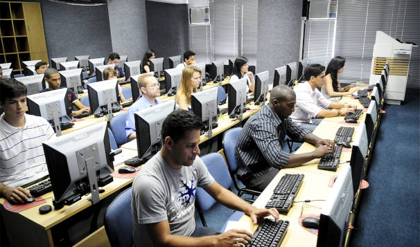 Alunos da pós em banco de dados na sala de aula do prédio da São José do Instituto Infnet