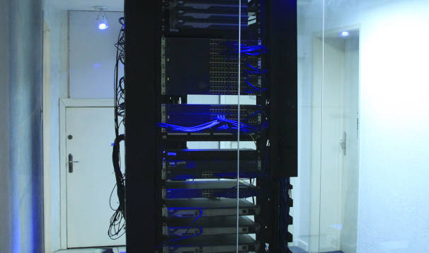 Data center no corredor de salas do Instituto Infnet - pós em banco de dados