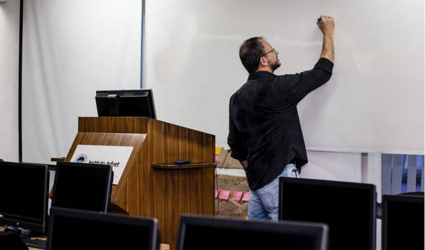 Professor da pós em banco de dados preparando aula em uma das salas do Instituto Infnet
