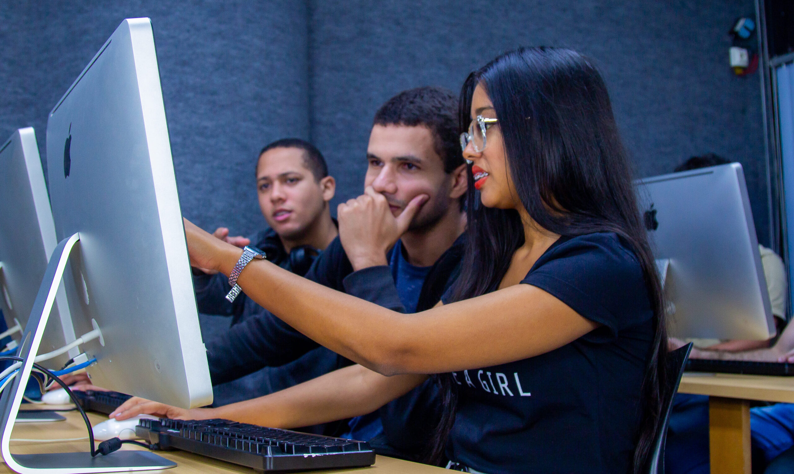Alunos da Infnet no laboratório de iMacs